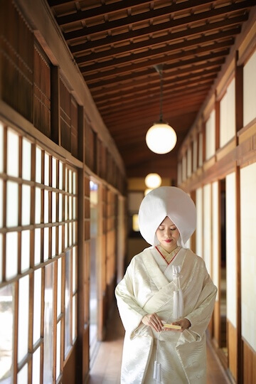 お茶室で白無垢に洋髪綿帽子を付けた立ち姿の花嫁さん