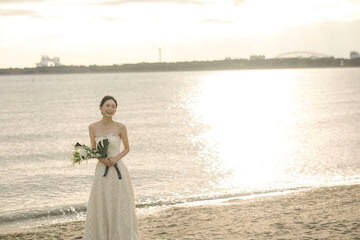 葛西海浜公園の夕日をバックに笑顔の花嫁