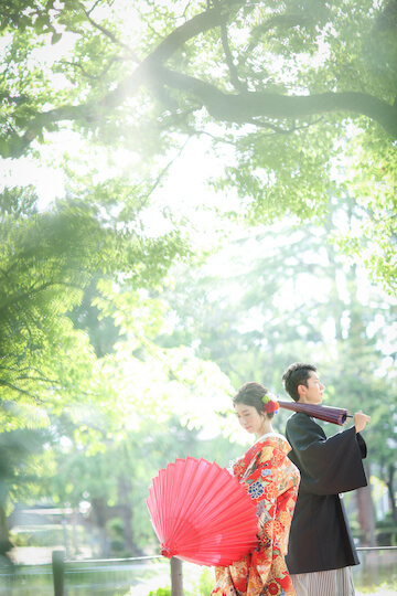 新緑と光が綺麗な庭園で撮った結婚写真