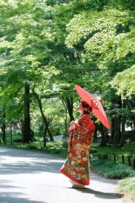 緑の中で赤い和傘とお着物が映える和装フォト