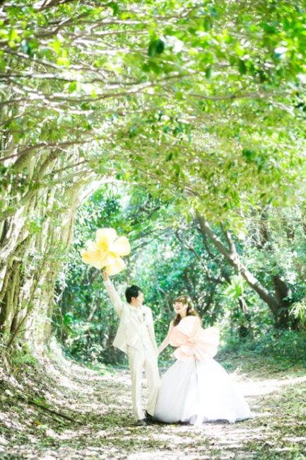 緑豊かな佐久島を婚礼衣装を着てお散歩