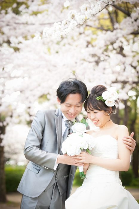 名城公園の桜をバックに撮影を楽しむ新郎新婦