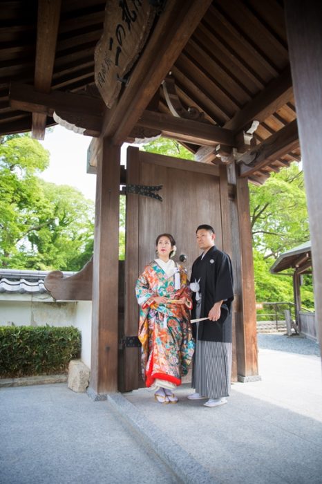 岡崎城の門の前で撮った結婚写真