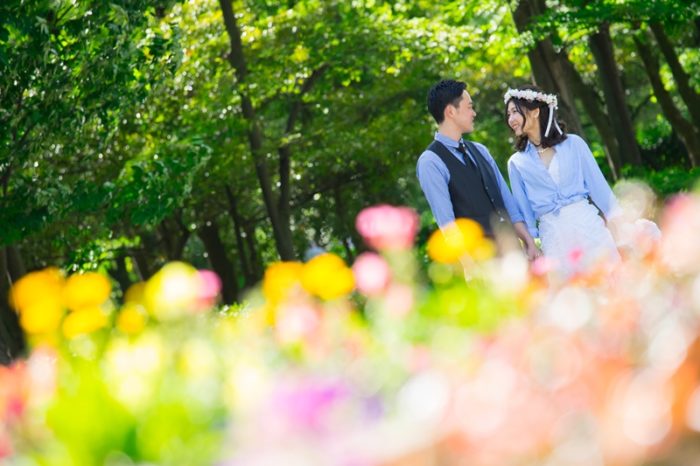 名城公園のお花畑とデニムを合わせたコーディネートの結婚写真