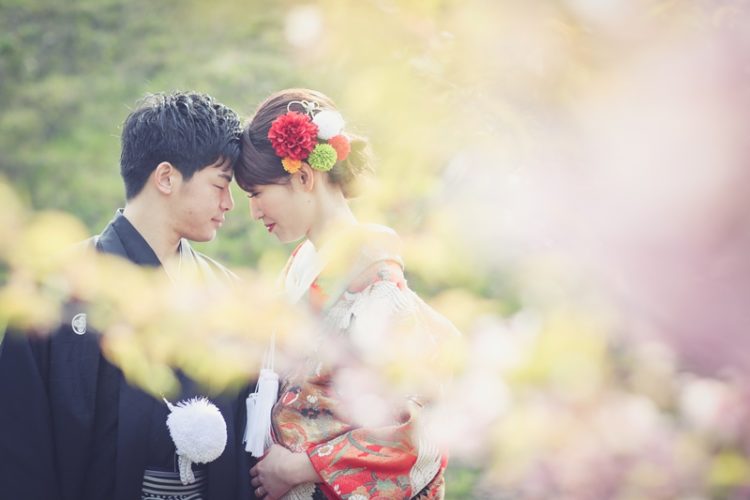 清洲城のキレイな木々に囲まれている和装姿の夫婦