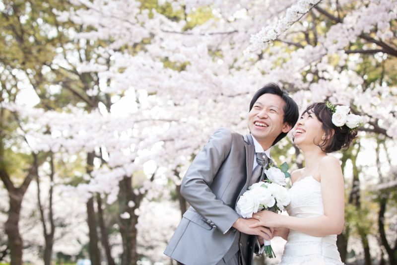 名城公園の桜と笑顔で寄り添う夫婦