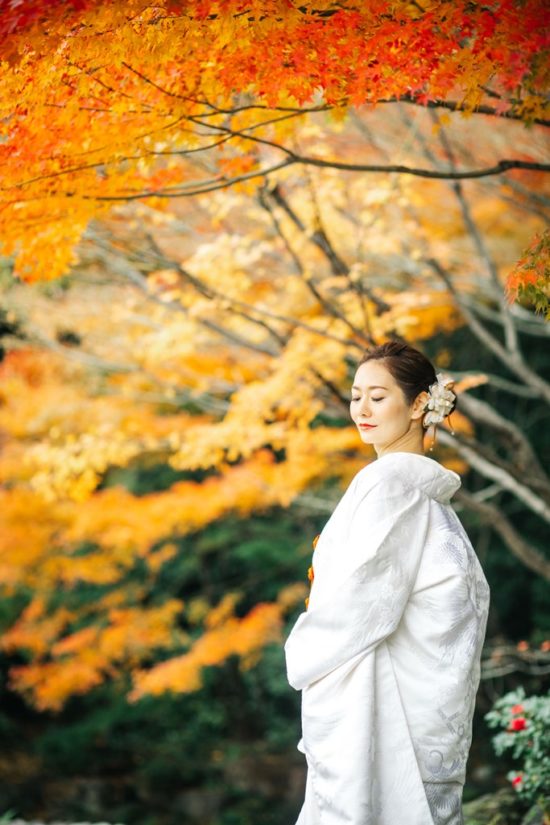 美しい秋の自然と白無垢を着た新婦