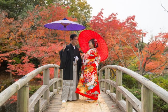 石橋の上で和傘を持って前撮り撮影