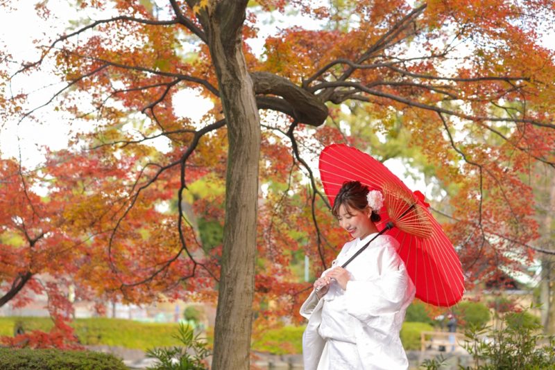 赤い和傘を持った新婦