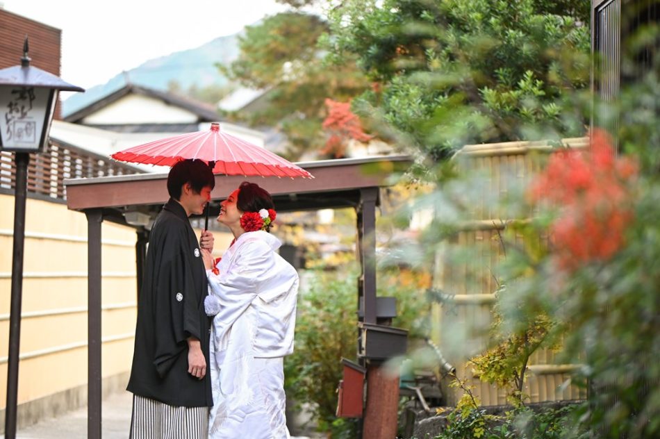 赤い和傘を持って和装前撮り撮影