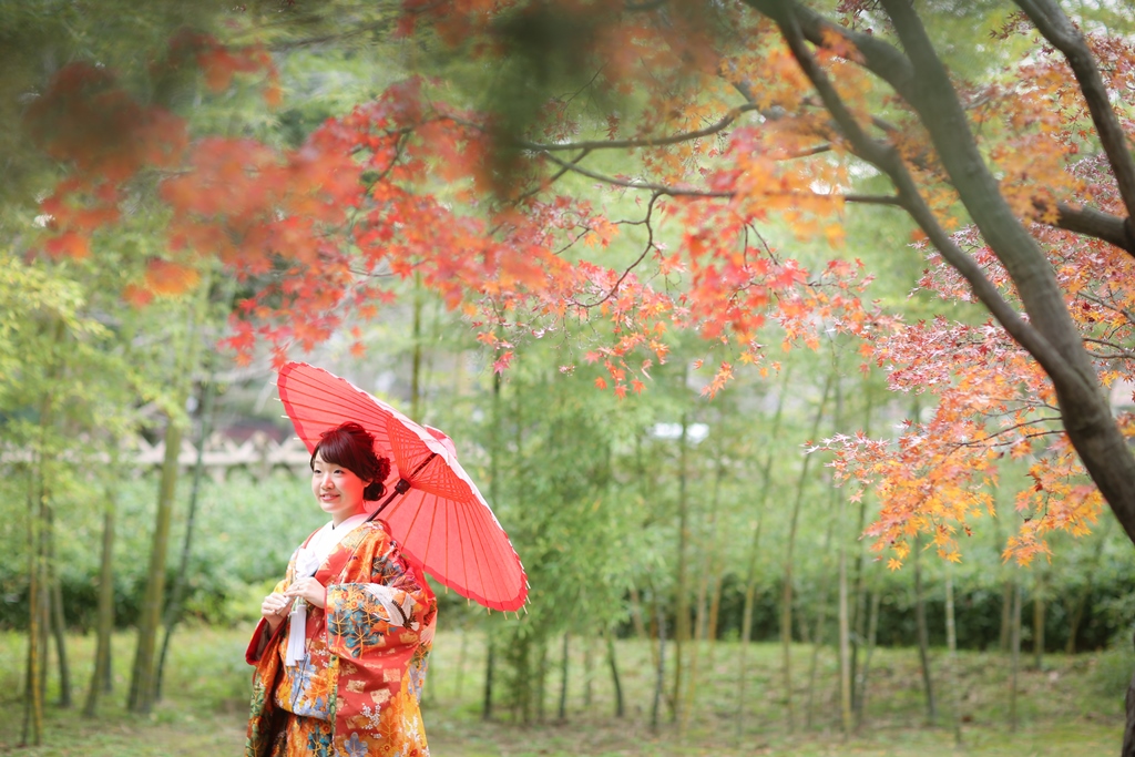 和傘を持つ新婦