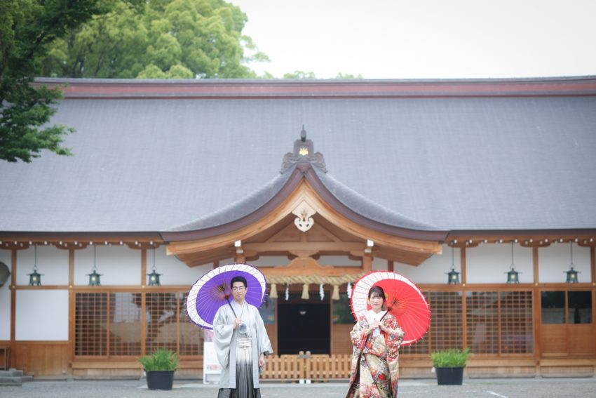 神社で和傘を持って和装撮影