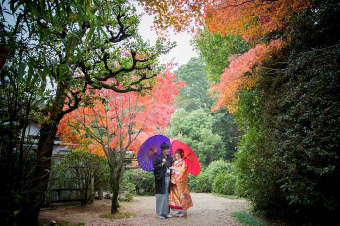 東山荘の綺麗な紅葉の中で前撮り撮影