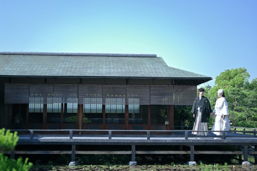 白鳥庭園の素敵な日本建築をバックに撮影した白無垢フォト