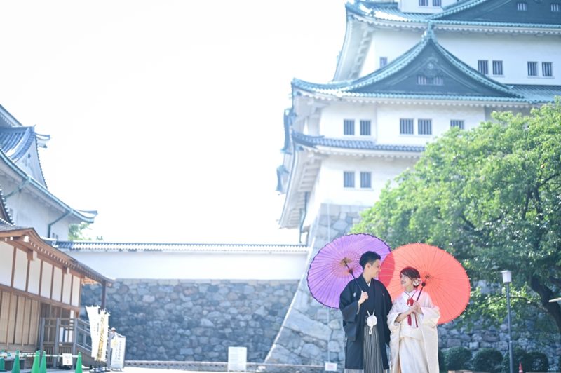 名古屋城を背景に和傘を持って前撮り撮影