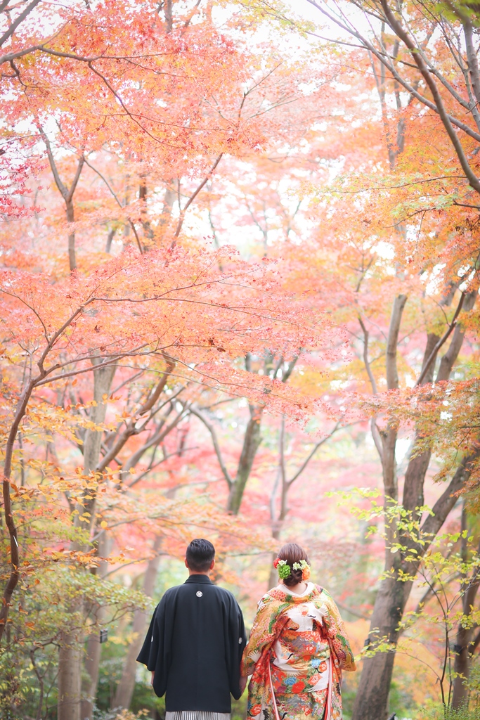 美しい紅葉の中で前撮り撮影
