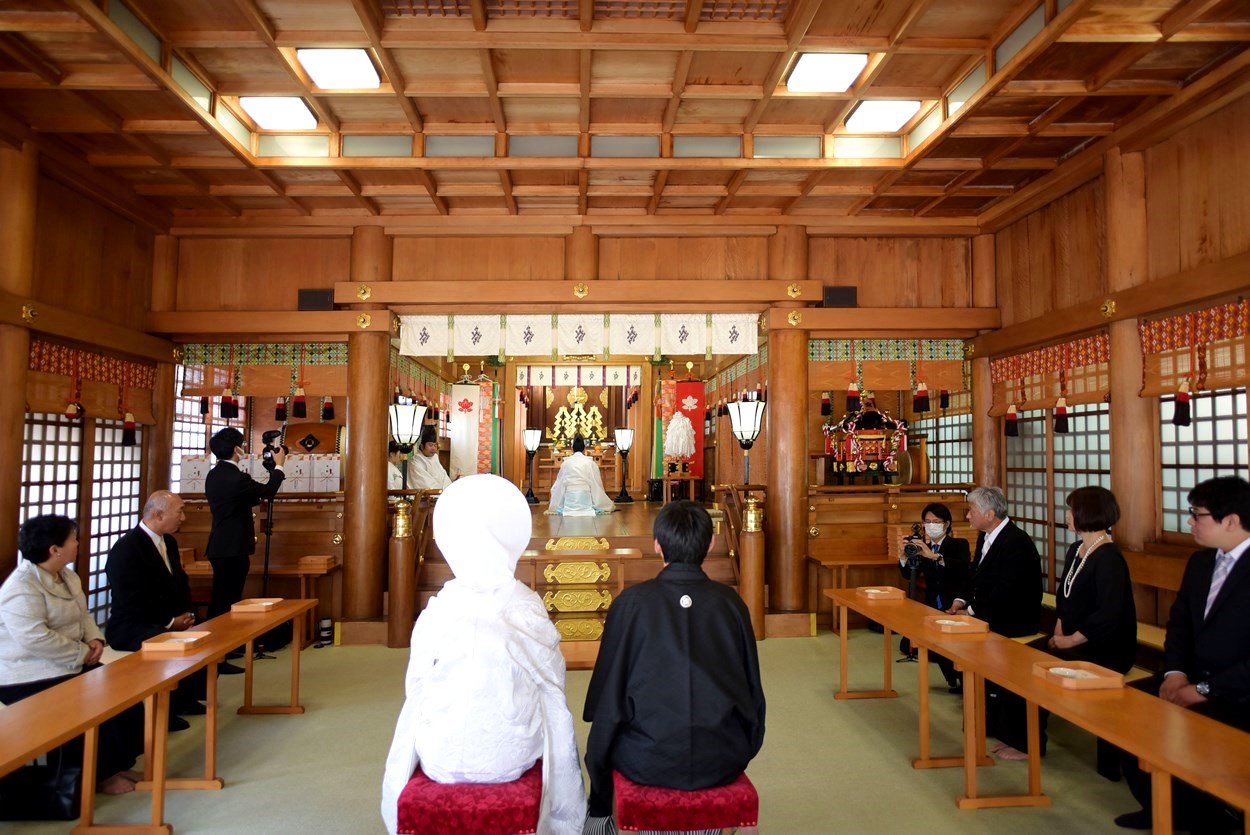 片山八幡神社で家族だけの神前挙式
