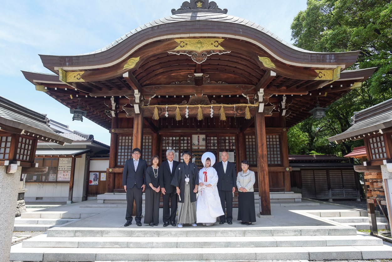 神前式で撮った家族だけの集合写真in片山八幡神社