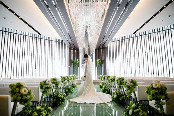 チャペルに立っているウェディングドレス姿の花嫁