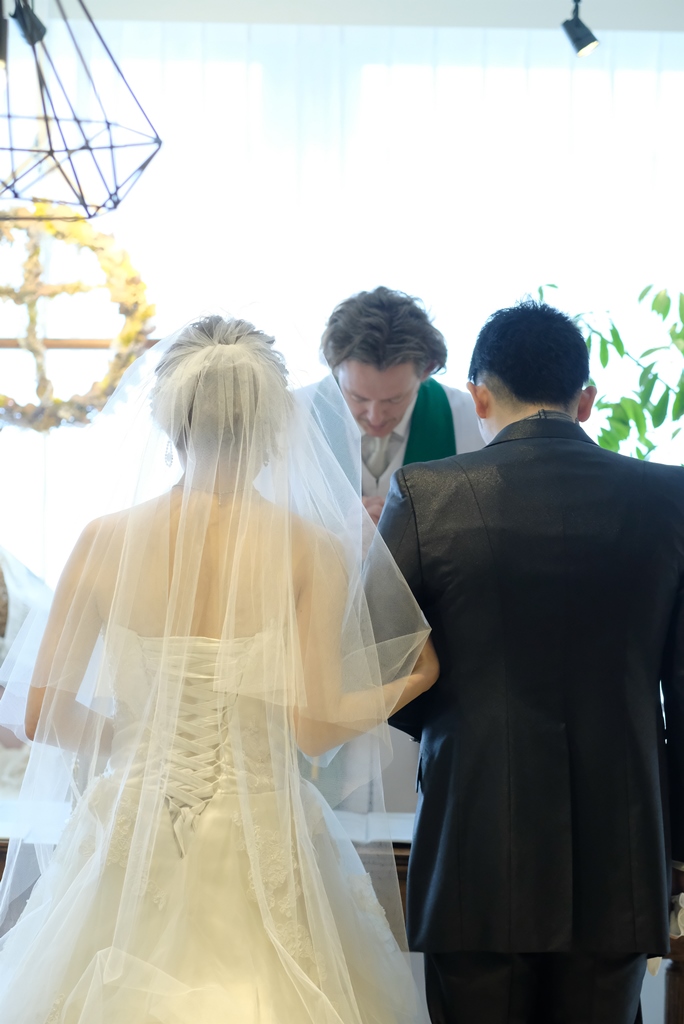 結婚の誓いを唱える牧師