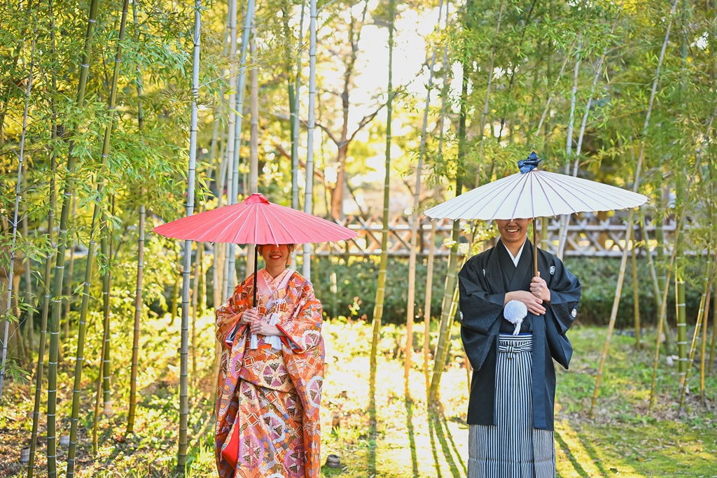 和傘をオシャレに使って撮った結婚写真